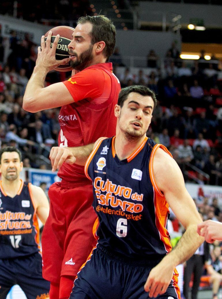 GRAF3941. Zaragoza, El pivot serbio del Tecnyconta Zaragoza (i), con el balón ante el alero del Valencia Basket, Alberto Abalde, durante el partido correspondiente a la jornada 28 de la Liga Endesa disputado en el Pabellón Príncipe Felipe de la capital ar