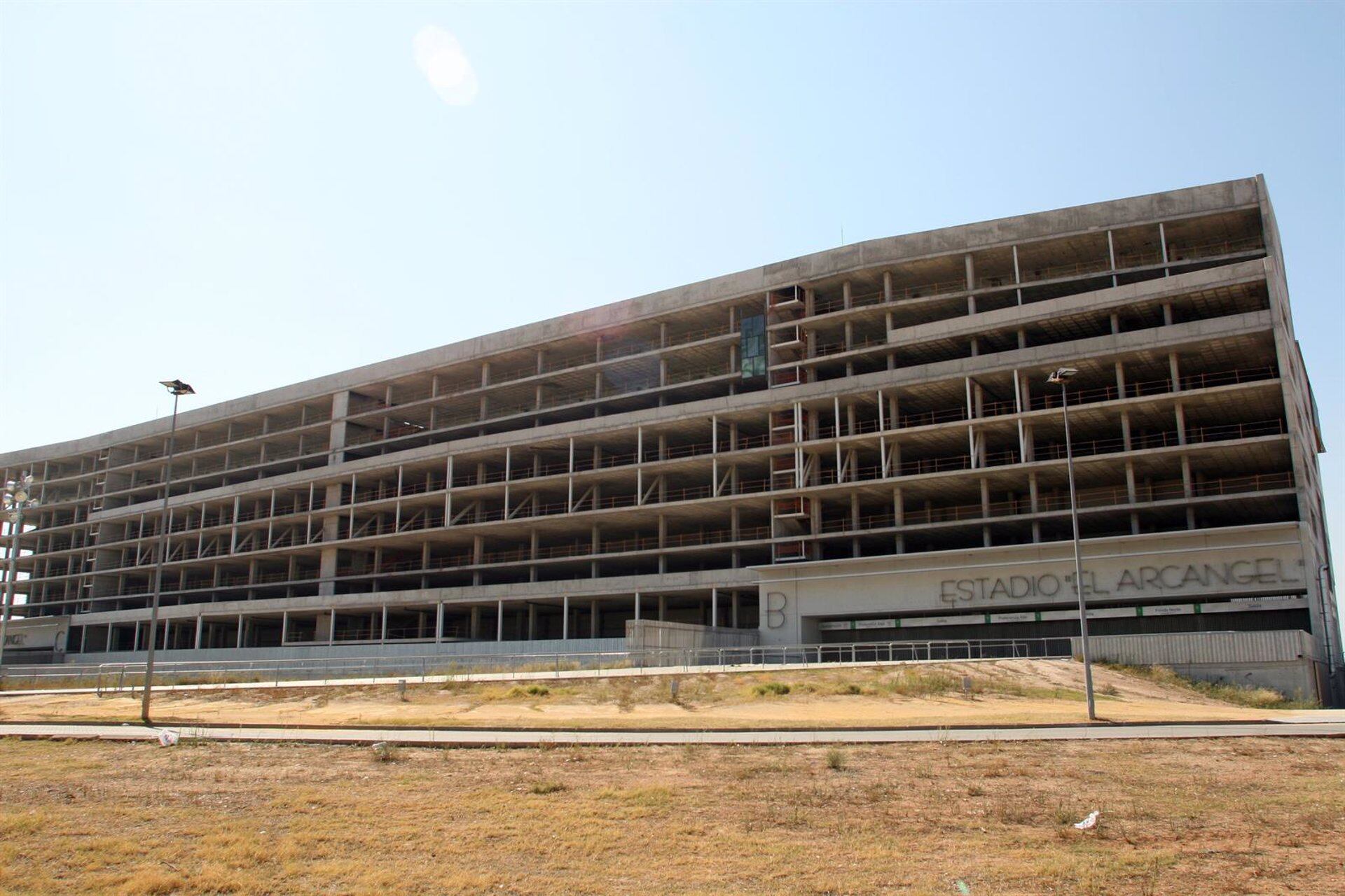 Fachada este del estadio (EP)