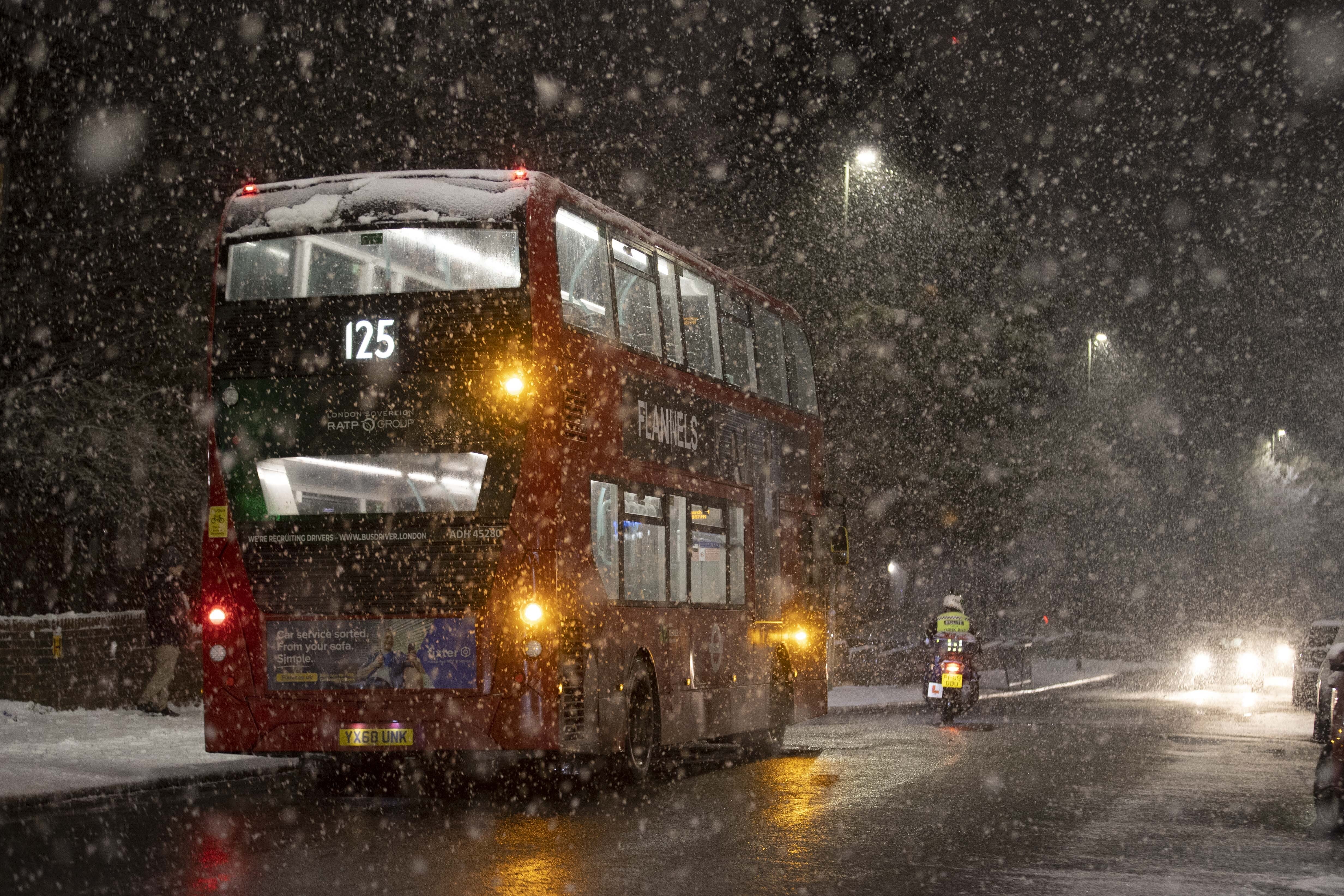 La nieve crea problemas en el transporte en Londres. (Photo by Rasid Necati Aslim/Anadolu Agency via Getty Images)