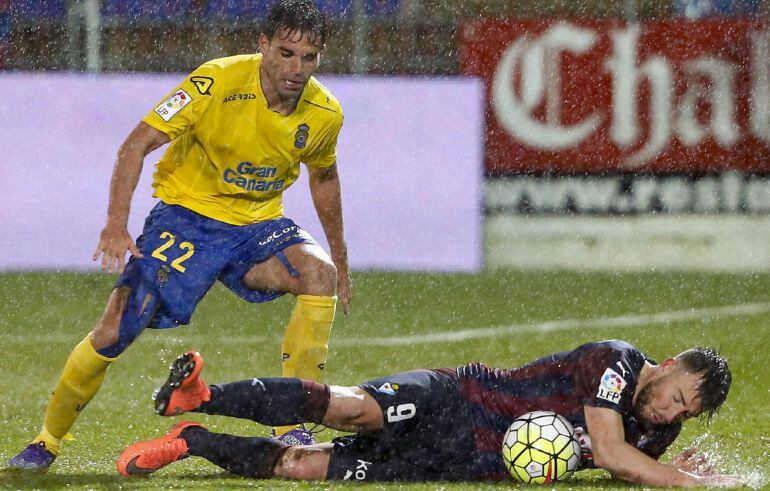 El delantero del Eibar Sergi Enrich cae ante Javier Garrido