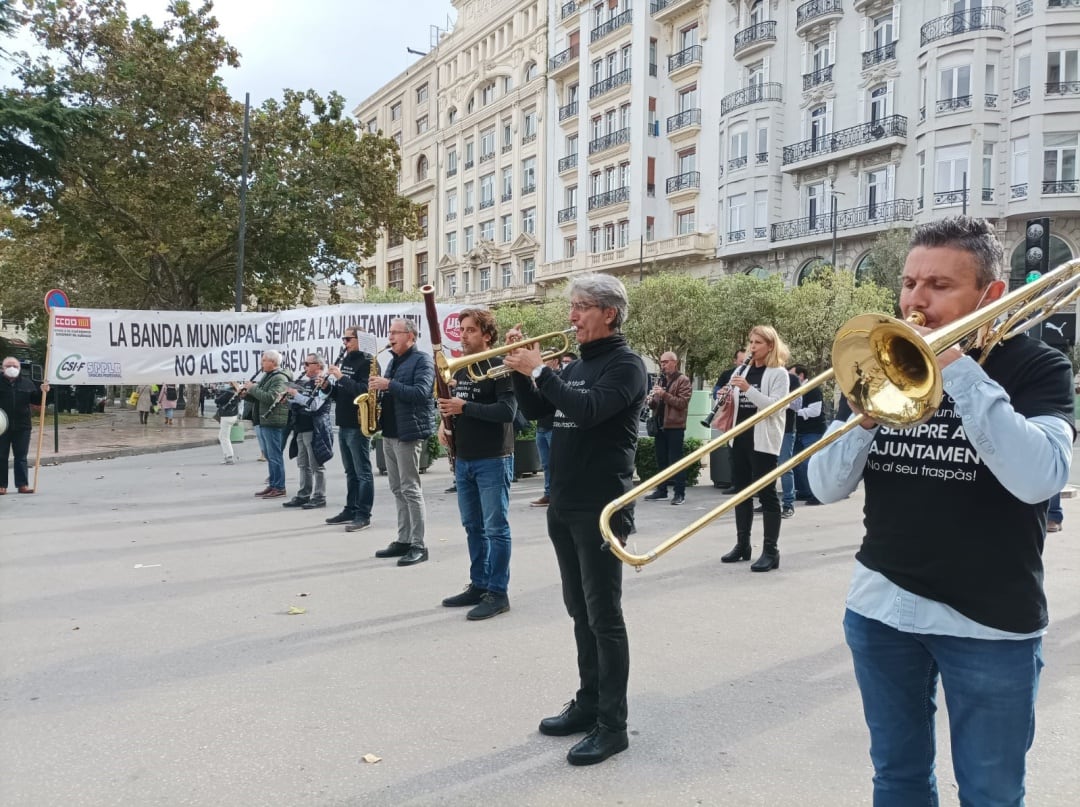 Los músicos de la Banda Municipal de València se manifiestan a las puertas del Ayuntamiento