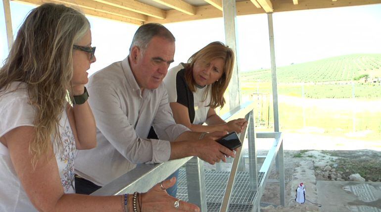 La arqueologa Yolanda Jimenez, con el alcalde de Quesada, Manuel Vallejo y la delegada de cultura, turismo y deporte Pilar  Salzazar 