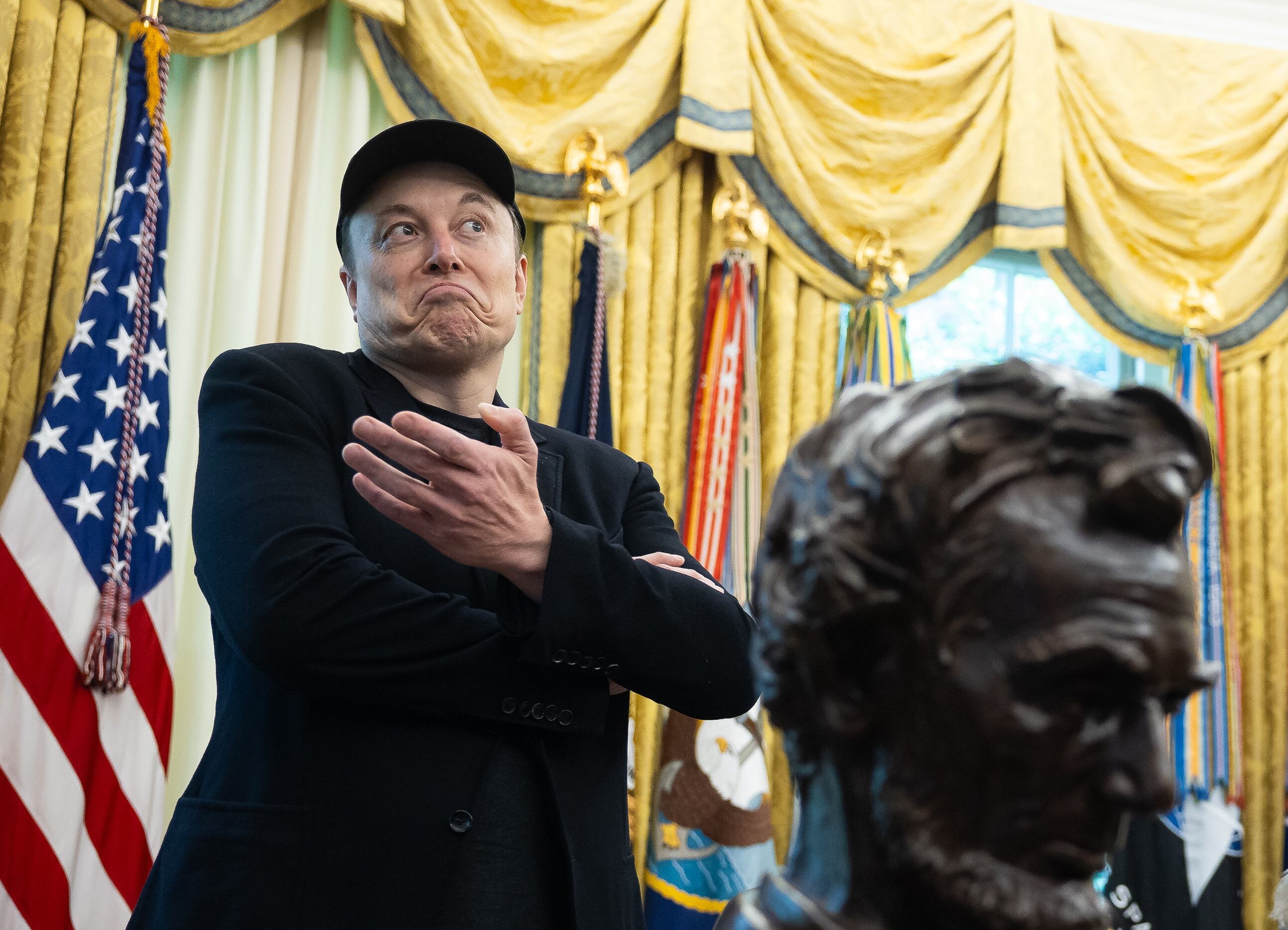 Fotografía de archivo del 30 de mayo de 2025 que muestra a Elon Musk reaccionando durante una conferencia de prensa con el presidente estadounidense, Donald Trump, en la Casa Blanca en Washington (EE. UU.). EFE/ Francis Chung / Pool /ARCHIVO