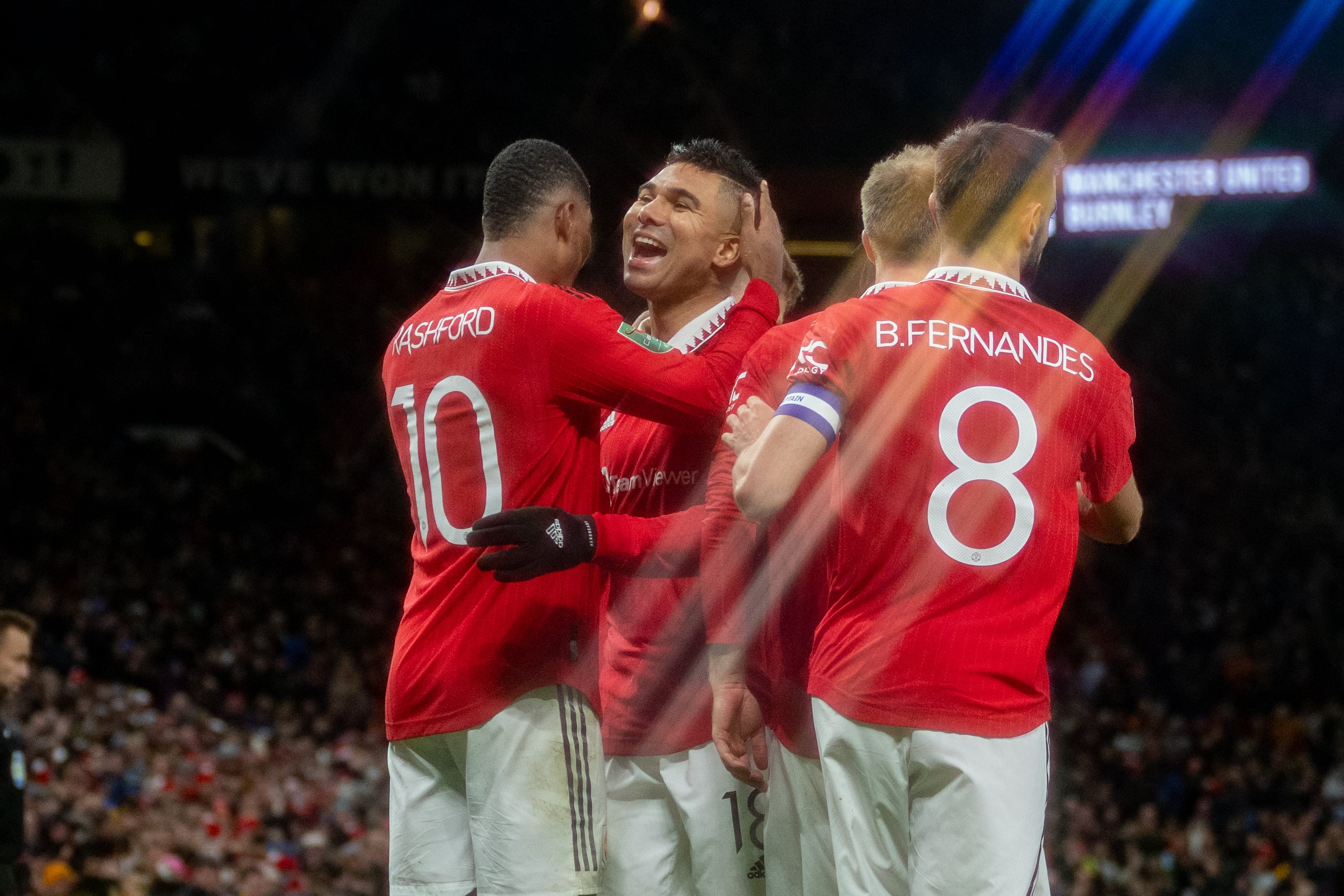 Marcus Rashford celebra junto a Casemiro en el Manchester United.