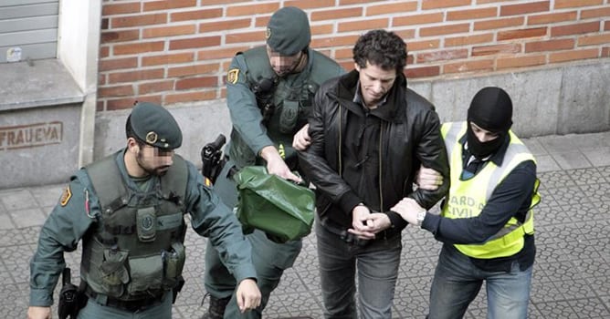 Agentes de la Guardia Civil conducen a Jon Enparantza, detenido junto con otras siete personas en la operación llevada a cabo esta tarde contra miembros del grupo de enlace con el colectivo de presos de ETA