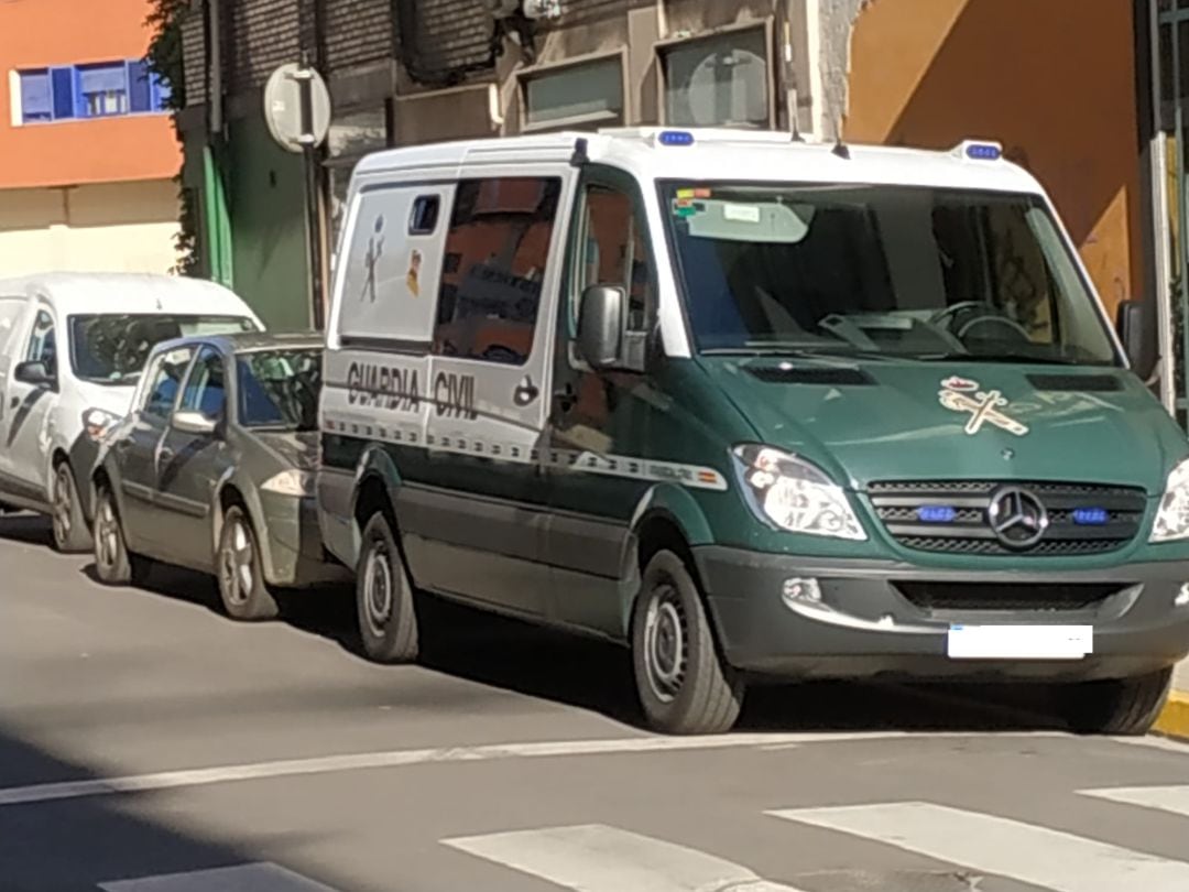 El furgón de la Guardia Civil aparcado en las inmediaciones del despacho de Raquel Díaz, en la calle Ave María de Ponferrada