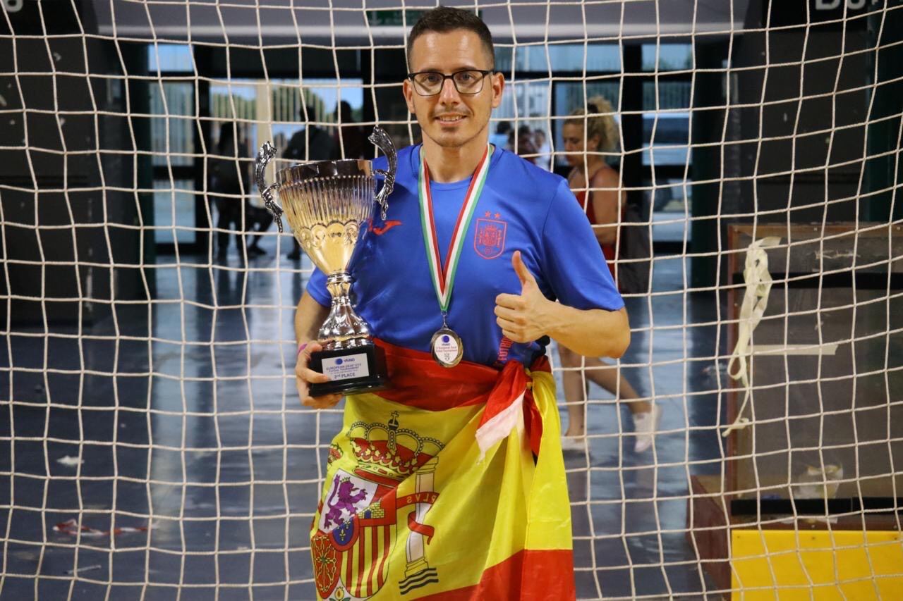 Rubén Pérez, posando junto al trofeo de subcampeón.