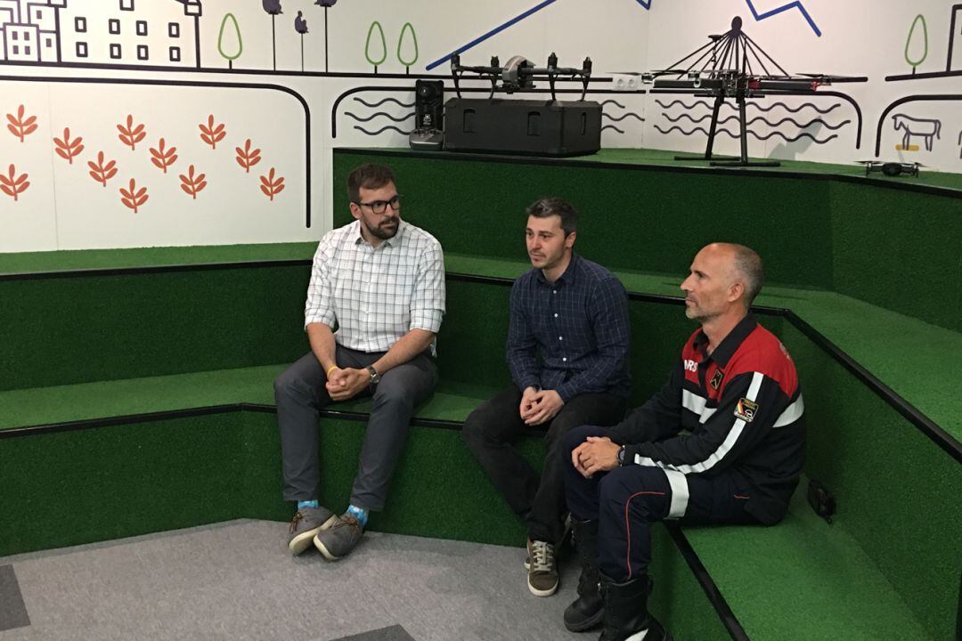 El responsable d'Aviació Civil d'Andorra, Guillem Santacreu; el director d'Actua, Marc Pons, i el cap del GRM, Òscar Santos, durant la presentació del grup de treball.