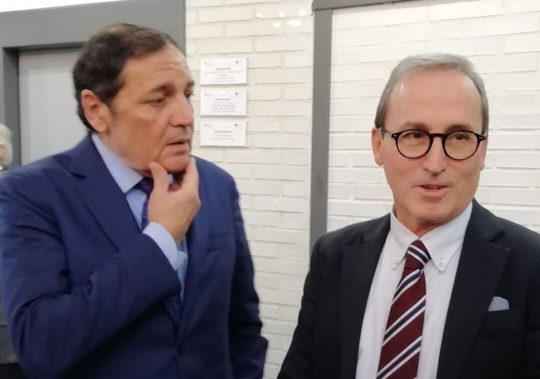 El consejero de Sanidad, Antonio Sáez (izda) y el gerente de Atención Primaria de Burgos, Santiago Rodríguez
