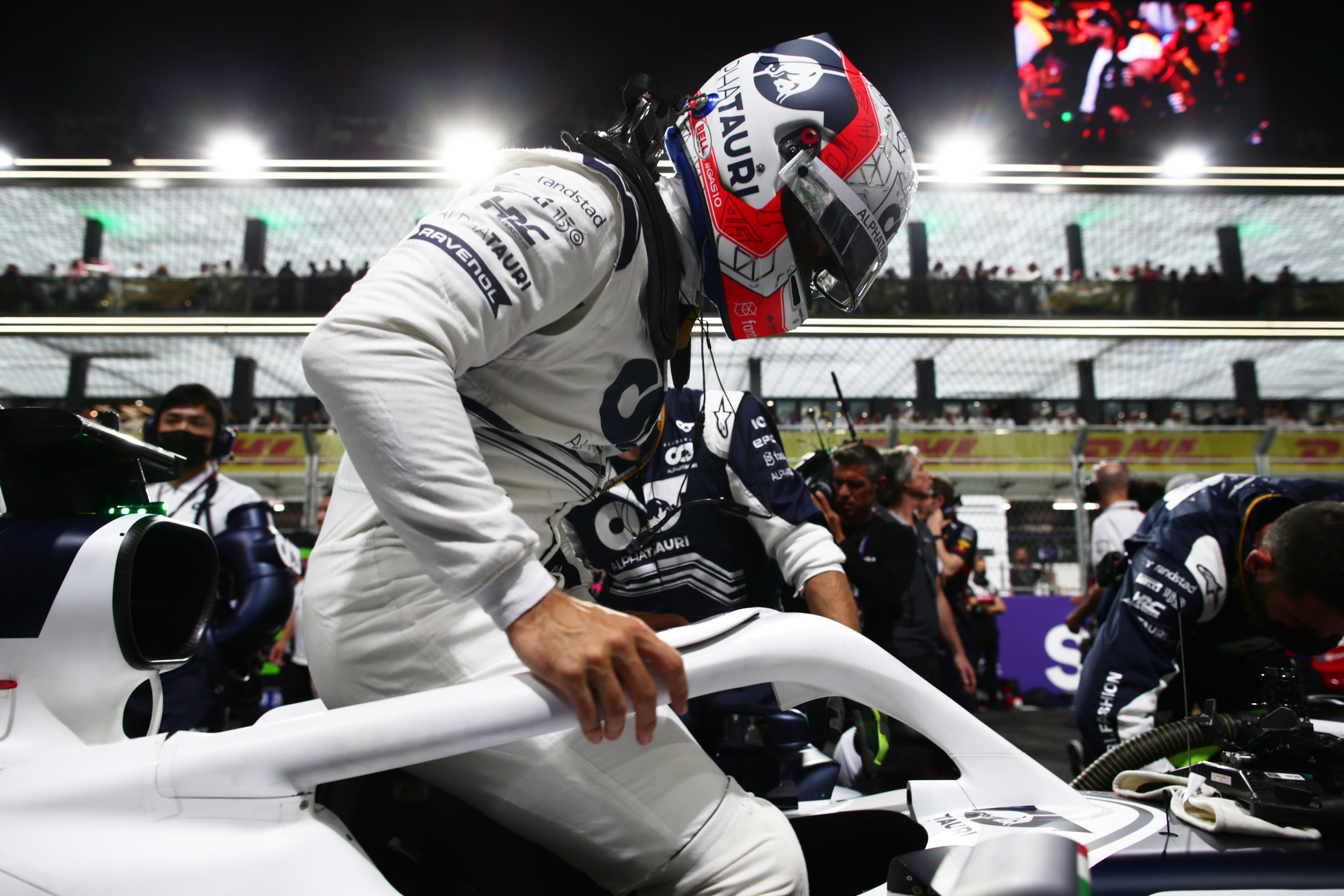 Pierre Gasly se monta en su monoplaza en el GP de Arabia Saudí