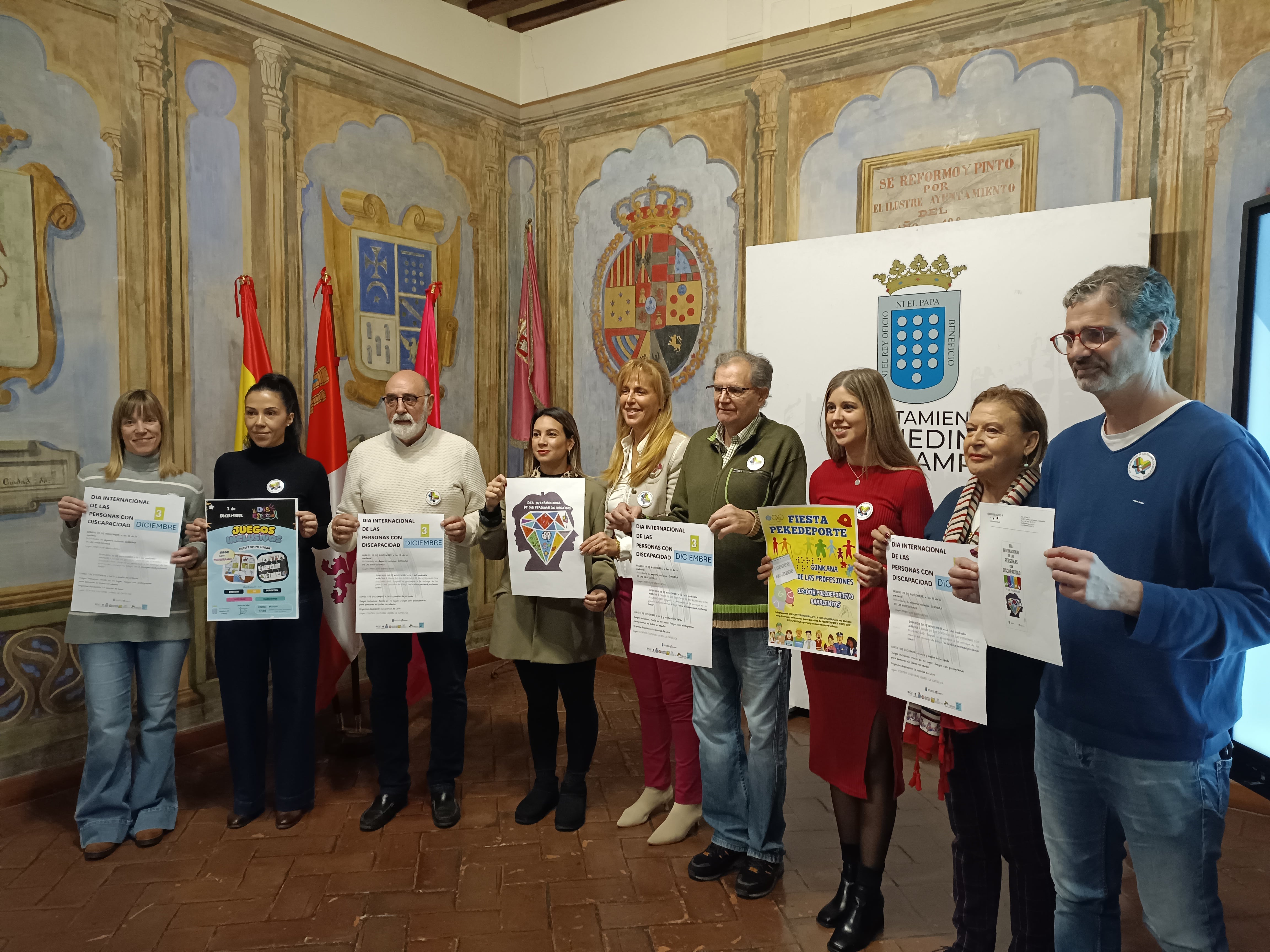 La concejala de Servicios Sociales de Medina del Campo, Paloma Domínguez, y los representantes de las asociaciones de la villa