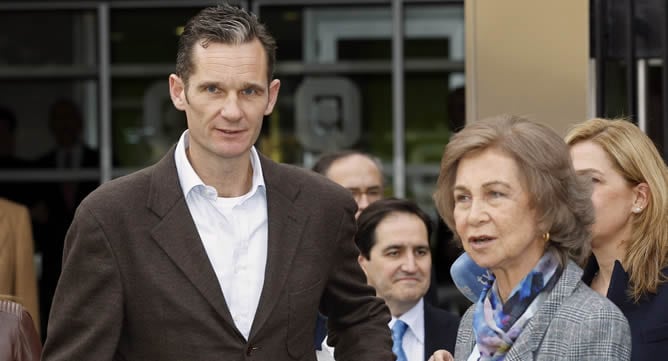 La reina Sofía, la infanta Cristina y su esposo, Iñaki Urdangarín, a su salida del hospital madrileño Quirón San José, donde visitaron este domingo junto a la infanta Elena, al rey Juan Carlos que permanece ingresado tras someterse el pasado viernes por l