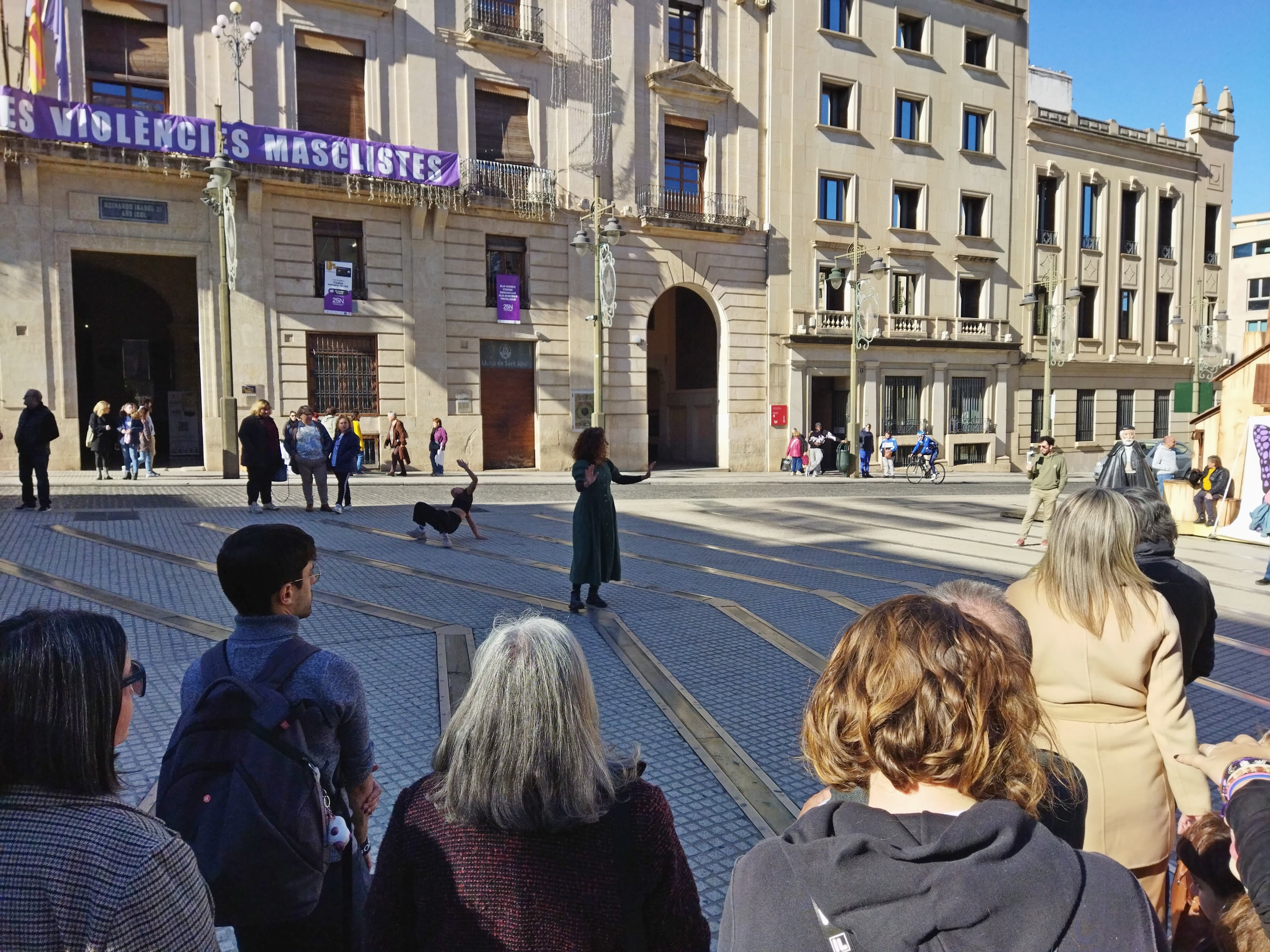 La compañía Ruido Rosa ha protagonizado la performance 'Surrender' en la plaza de España de Alcoy.