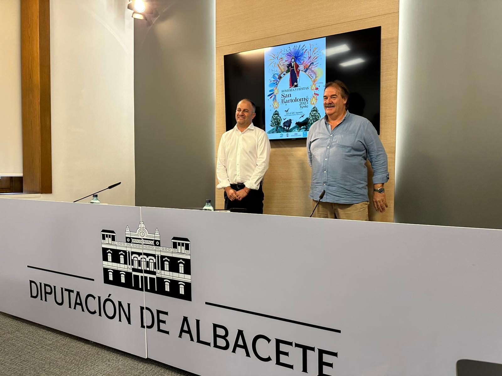 El alcalde de Yeste, Santiago Alarcón, junto al diputado provincial de Medio Ambiente, José Antonio Gómez en la presentación de la programación de la Romería y Fiestas de San Bartolomé