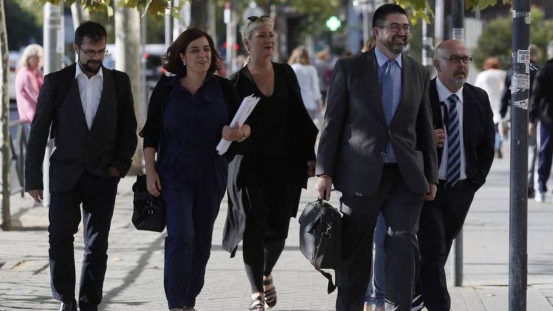 Celia Mayer y Carlos Sánchez Mato camino del juzgado de Plaza de Castilla.