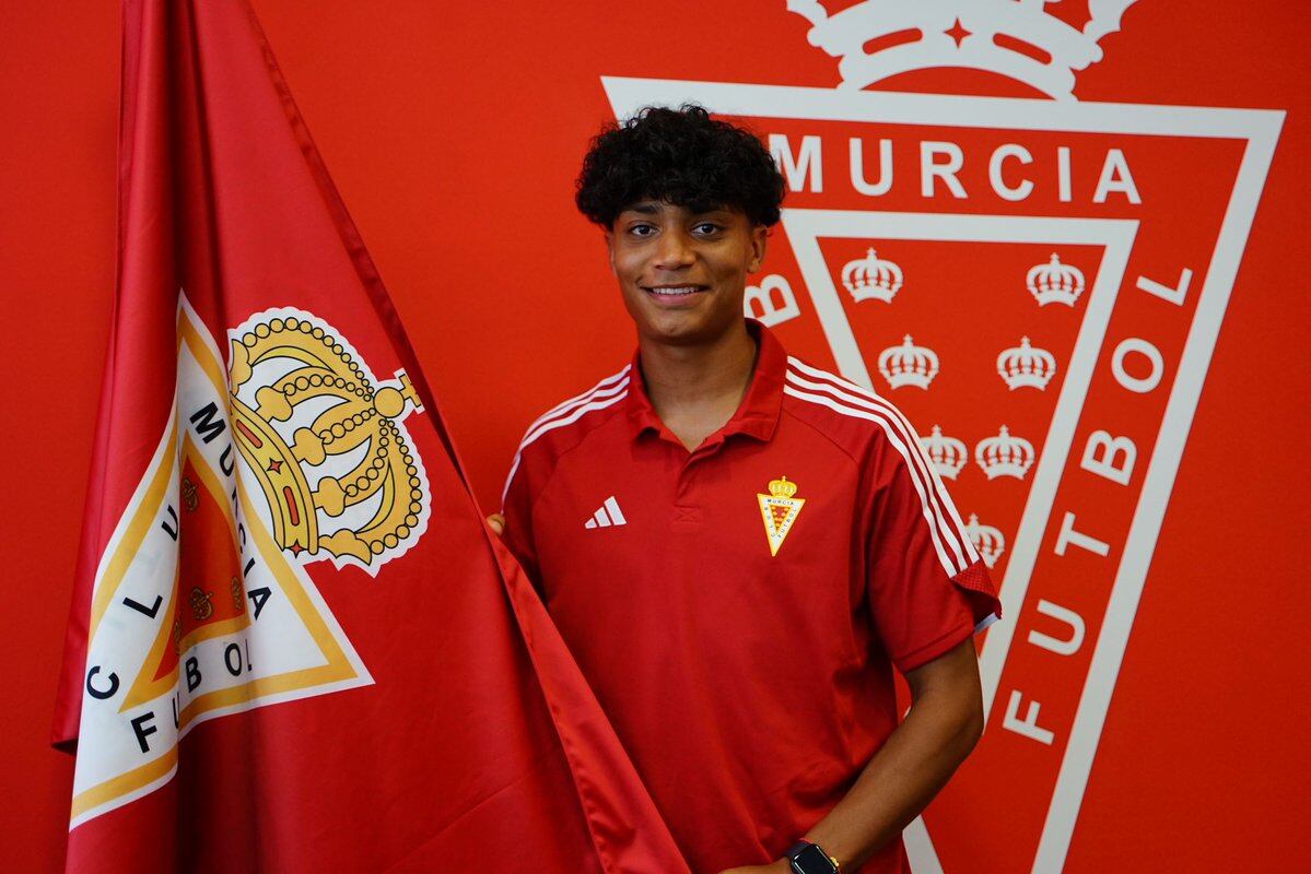 Carlos Rojas posando con la bandera del Real Murcia