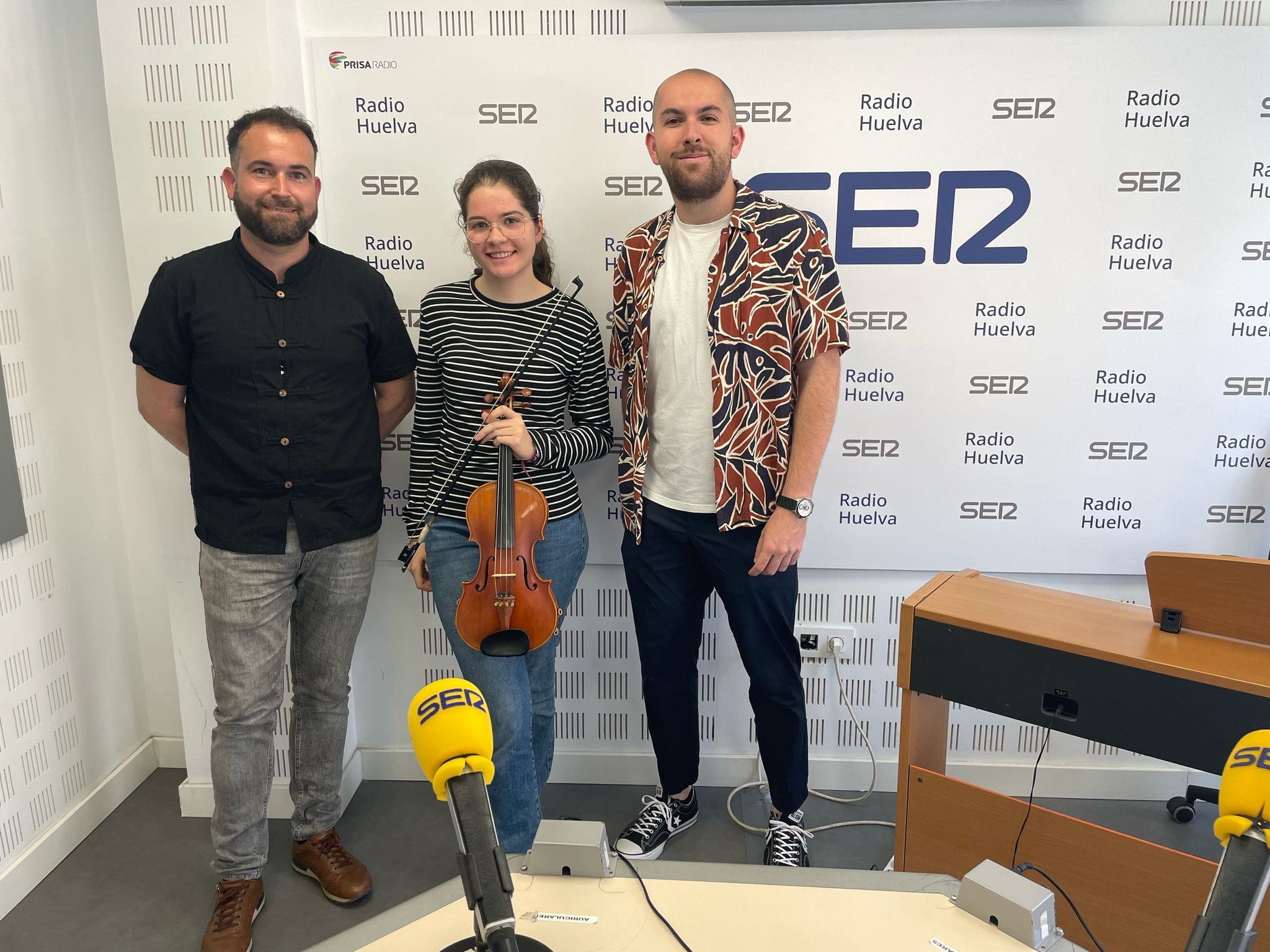 La violinista onubense Julia Olivares junto a los profesores Pablo Razábal y Pablo Cruz
