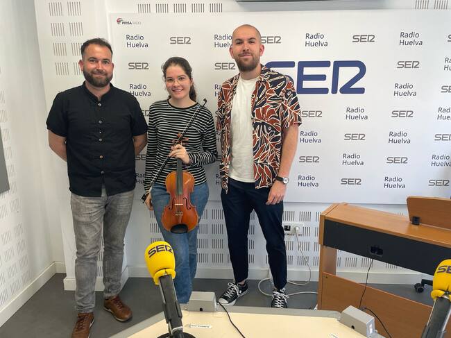 La violinista onubense Julia Olivares junto a los profesores Pablo Razábal y Pablo Cruz