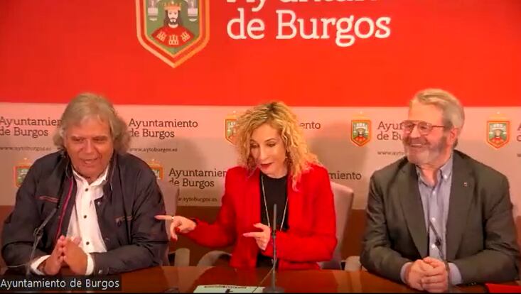 La concejala de Festejos, Blanca Carpintero, entre el representantes de las Peñas, Miguel Santamaría (izda) y el presidente de la Hermandad de Donantes de Sangre, Francisco del Amo