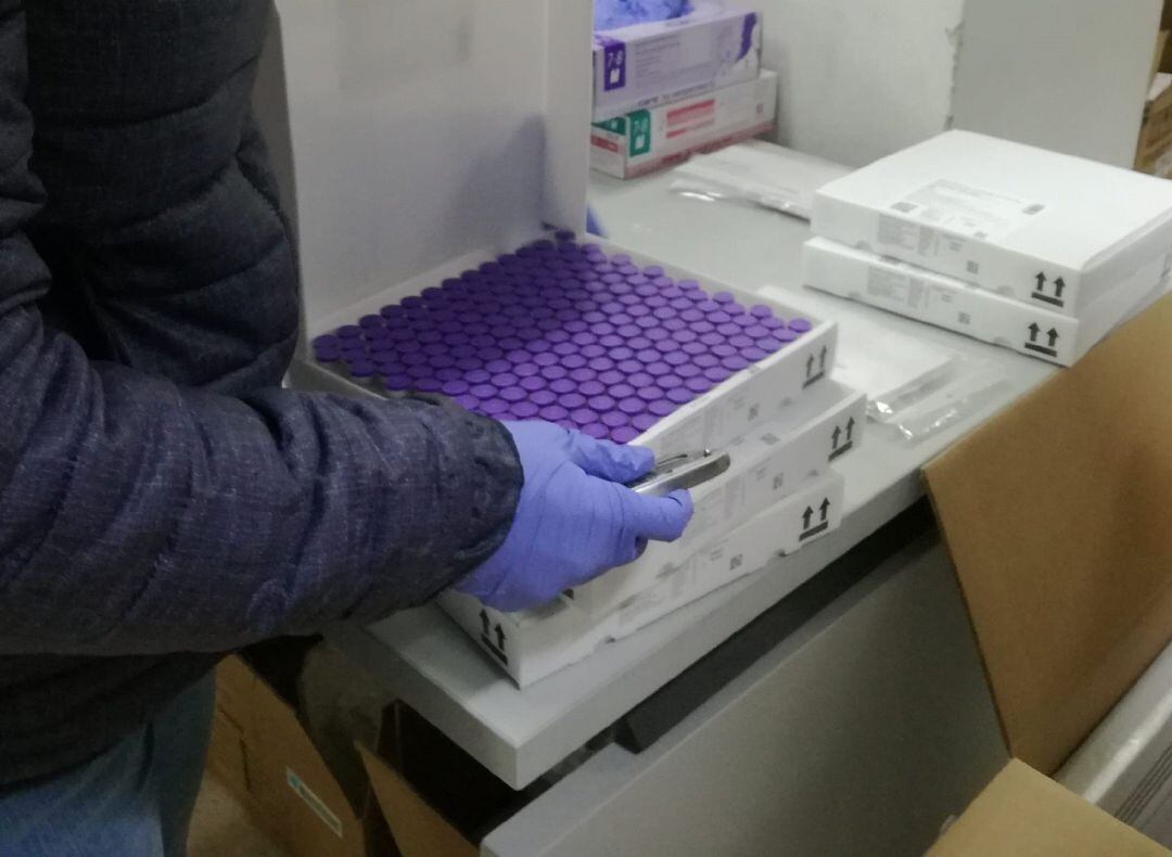 Una de las cajas con vacunas de Pfizer.