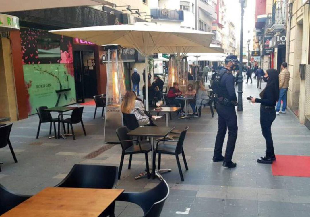 Veladores de la calle Castaños de Alicante, durante la pasada Navidad