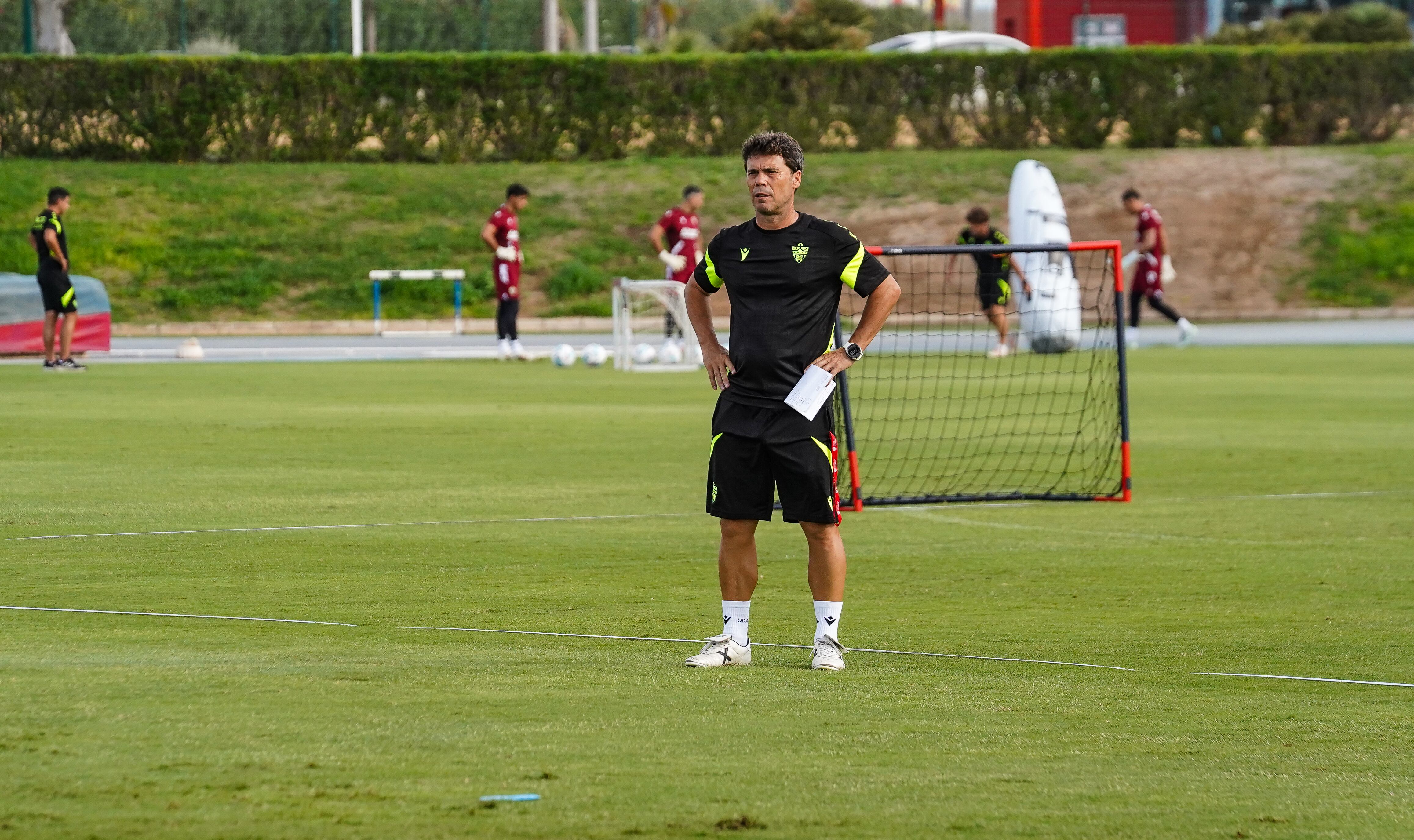 El entrenador del Almería atento al trabajo de los futbolistas en el campo Anexo del Mediterráneo.