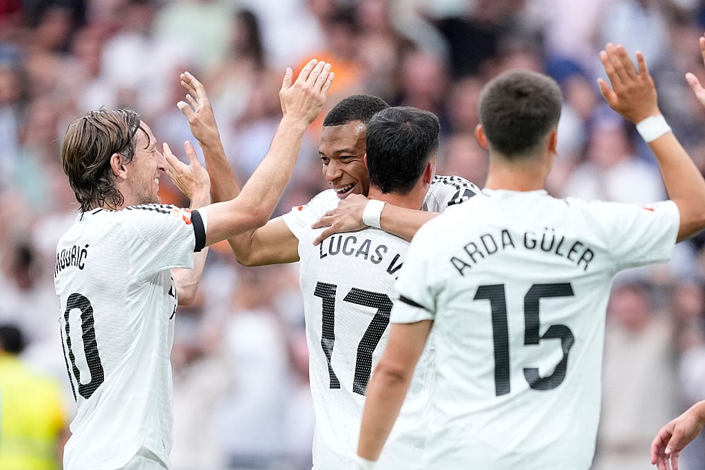 Kylian Mbappé celebra uno de sus goles ante la Real Sociedad junto a sus compañeros