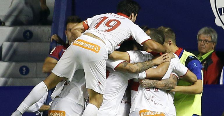 Los jugadores del Deportivo Alavés celebran un gol en el Ciutat de Valencia