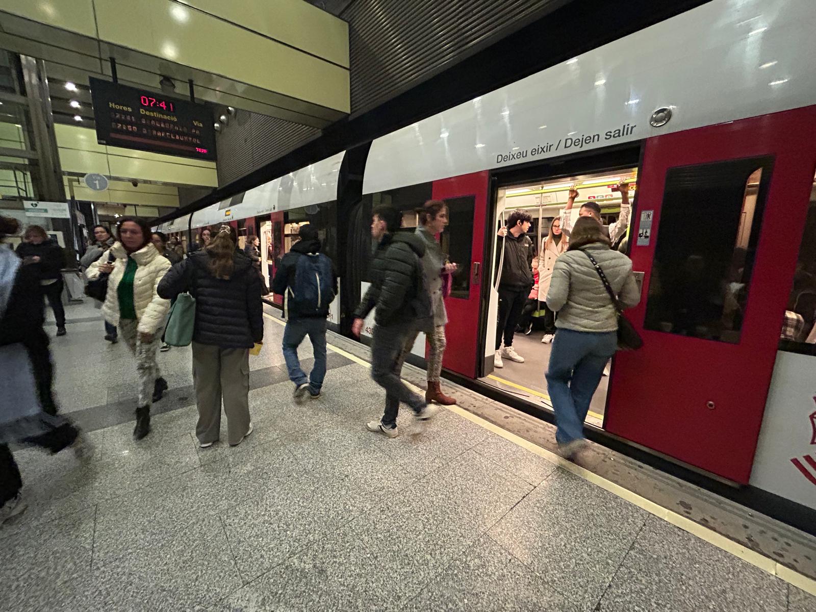 Usuarios de Metrovalencia en la jornada en la que se restablece el servicio un mes después de la DANA