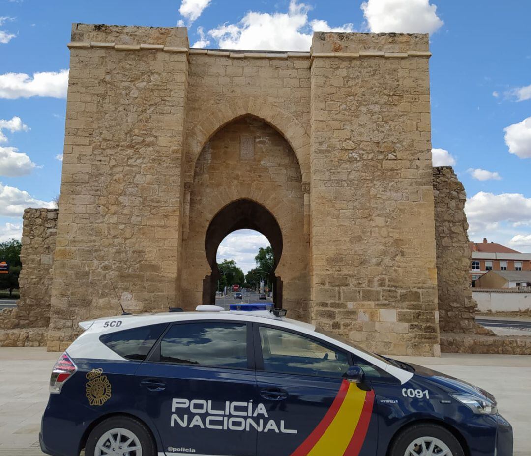 Coche policial junto a la puerta de Toledo de la capital