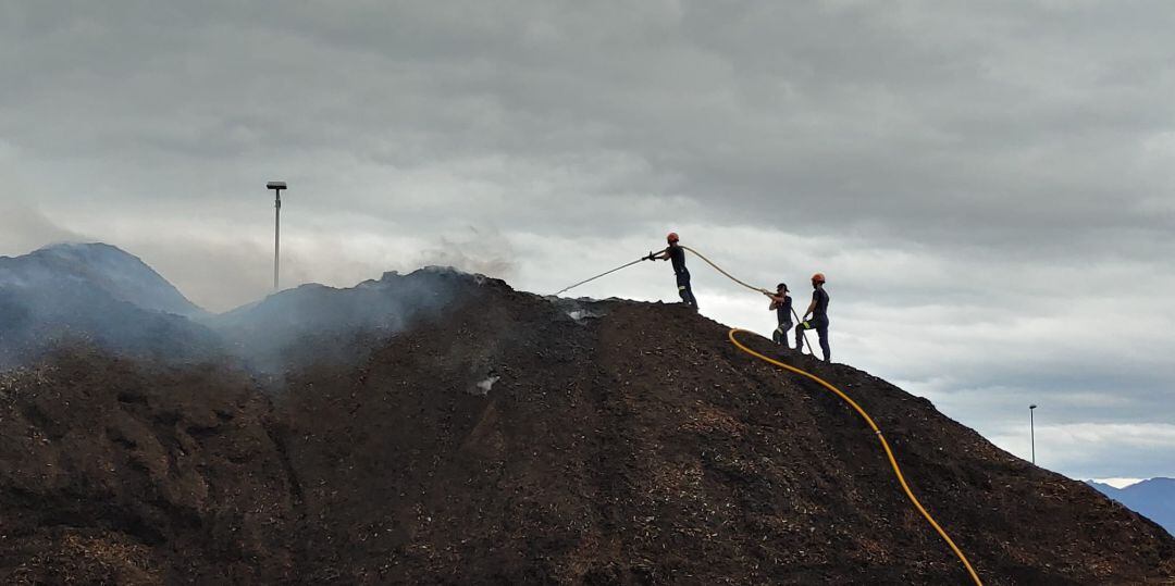 Los bomberos, durante la extinción