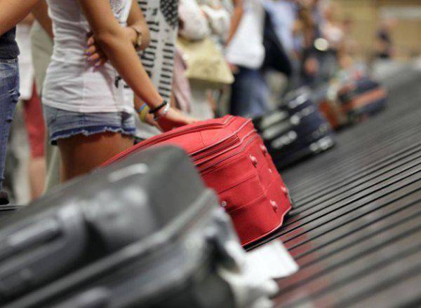 Turistas en el aeropuerto / GVA - Archivo