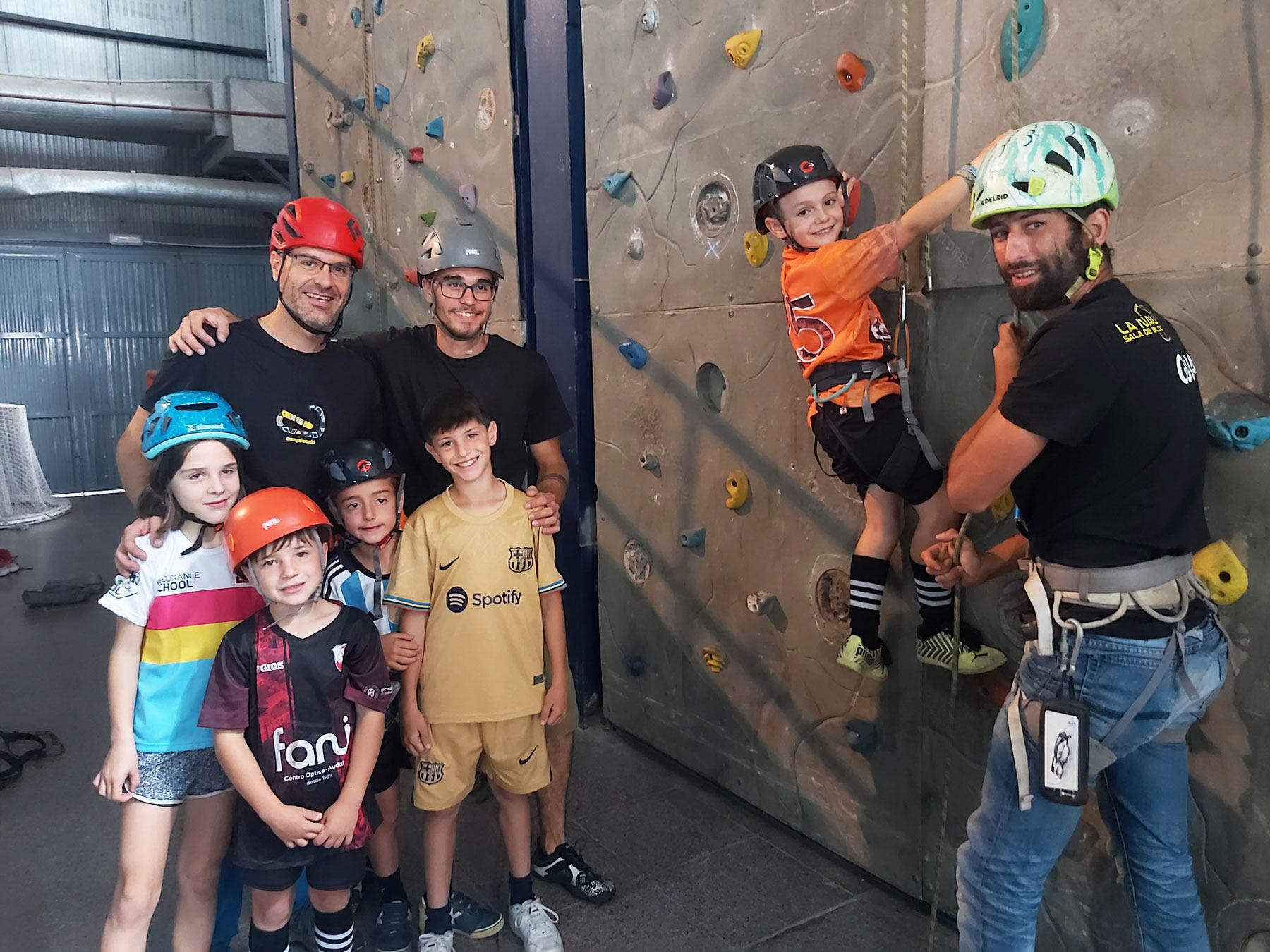 Jóvenes practicando la escalada en el rockodromo junto a sus guías en el Esport en 3D