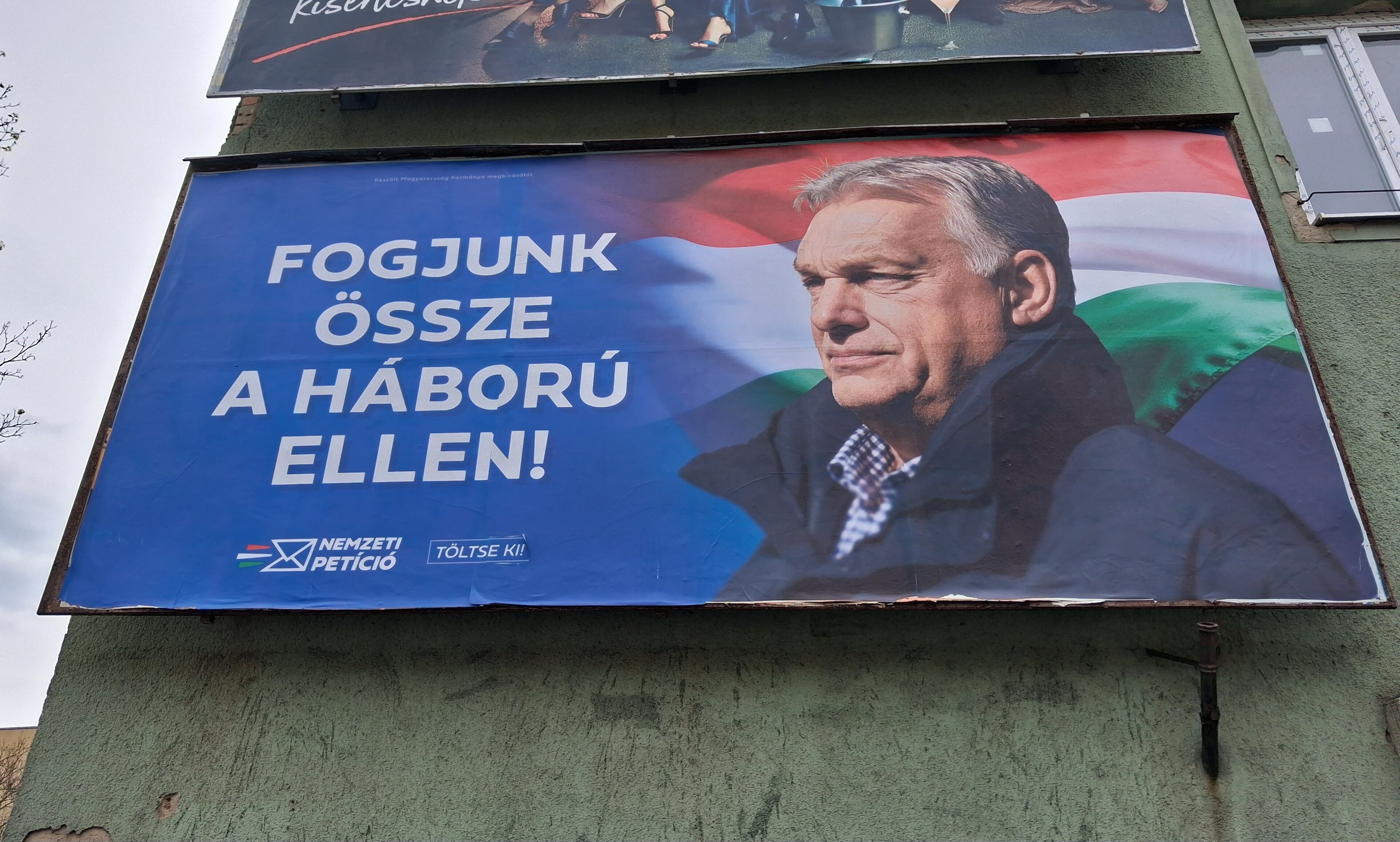 Cartel electoral de Viktor Orbán en un edificio de Székezfehérvár con el lema "¡Unámonos contra la guerra!"