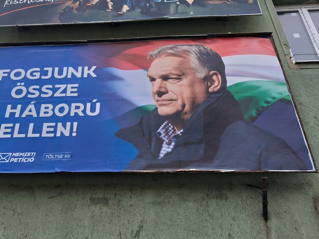Cartel electoral de Viktor Orbán en un edificio de Székezfehérvár con el lema "¡Unámonos contra la guerra!"