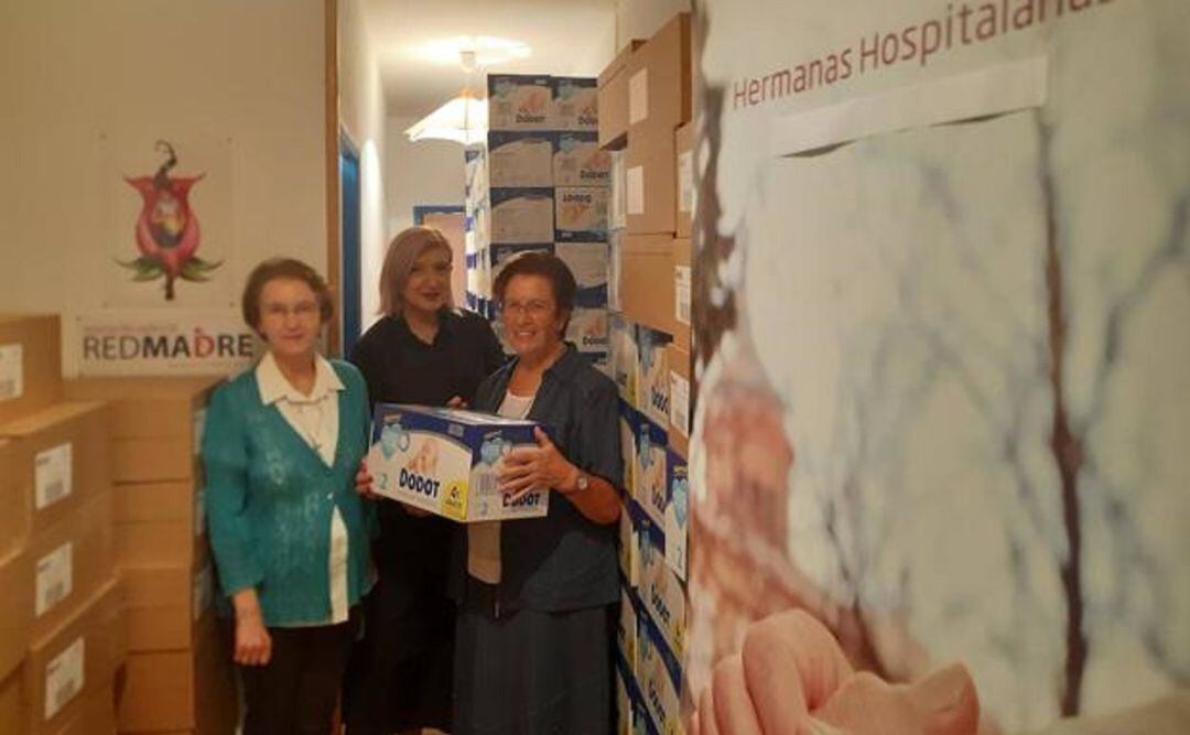 Entrega de pañales y leche a la asociación Red Madre