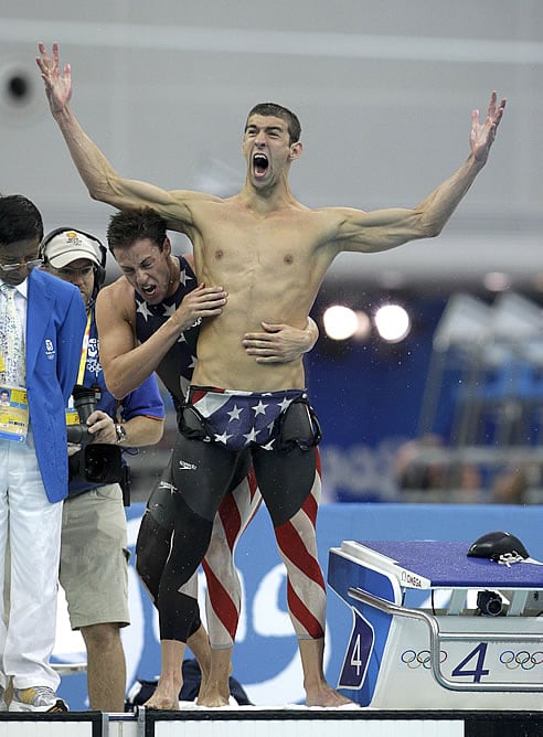 Michael Phelps celebra uno de sus oros en Pekín