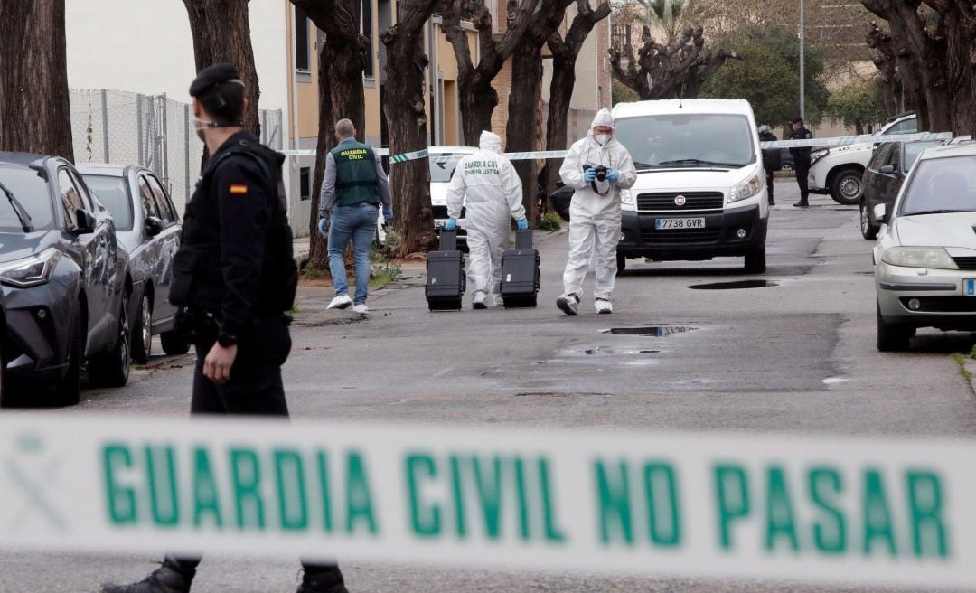  Agentes de la Guardia Civil trabajan en el lugar donde una mujer ha resultado herida de gravedad este lunes en la localidad valenciana de Massamagrell tras ser apuñalada por su ex compañero sentimental, que ha sido detenido, según han indicado a EFE fuen