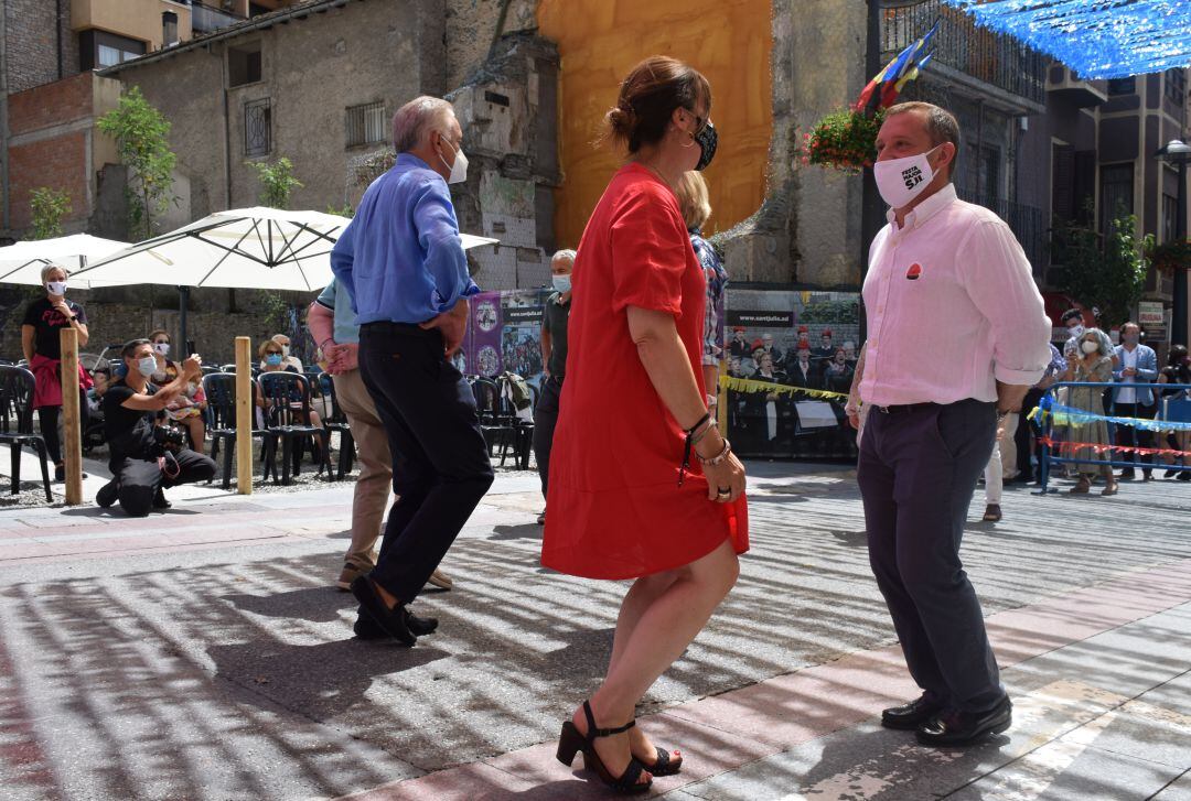 Els cònsols de Sant Julià de Lòria, Josep Majoral i Mireia Codina, ballen el Ball Cerdà.