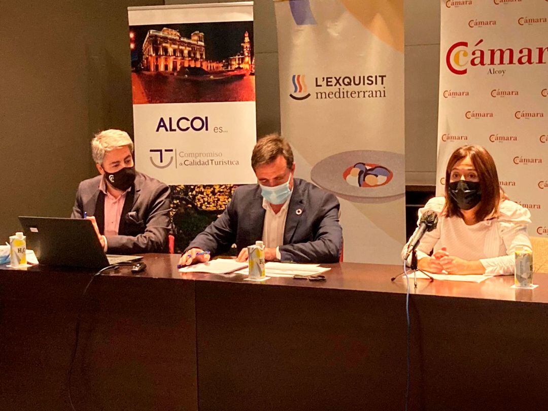 Pablo de Gracia, Herick Campos y Lorena Zamorano, en la presentación de la jornada