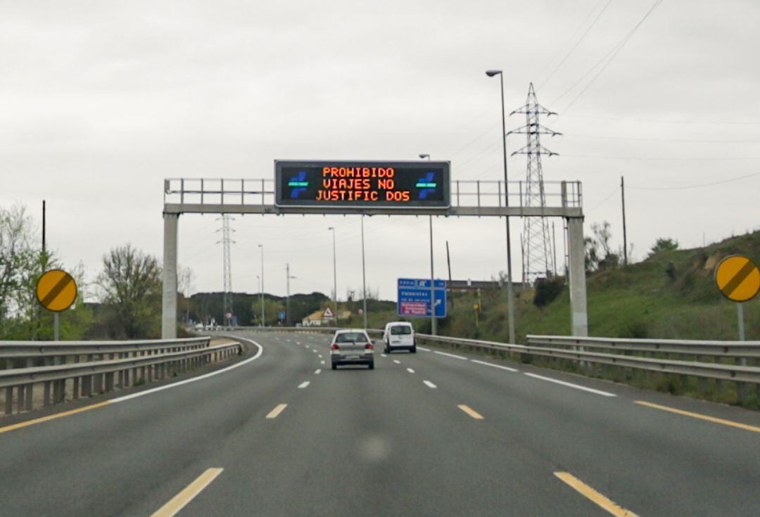 Cartel luminoso en una carretera de Madrid en el que se lee &#039;Prohibido viajes no justificados&#039;, durante el sexto día de confinamiento desde que el Gobierno decretó el Estado de Alarma