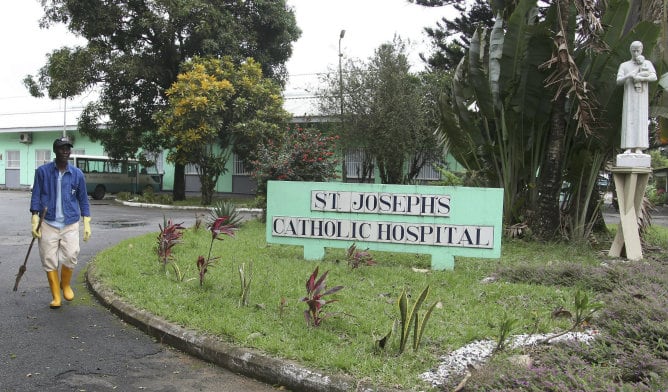 Una enfermera de Liberia barre fuera del hospital católico San José que ahora está cerrado debido al ébola