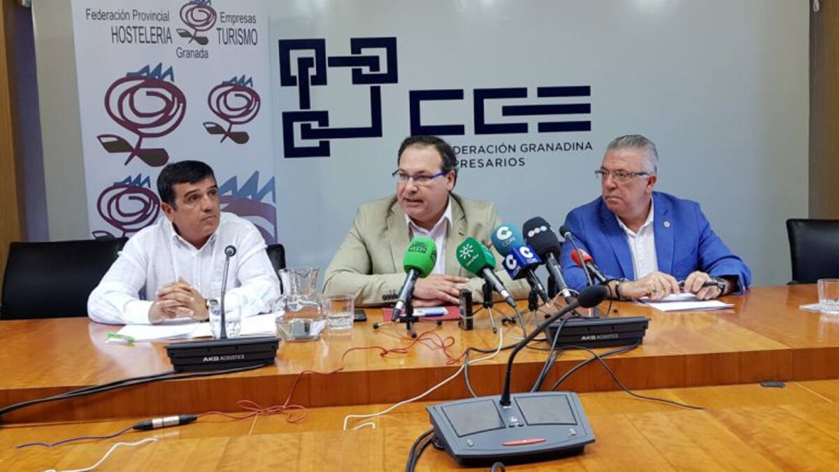 "El nuevo sistema de entradas de la Alhambra arruina el sector turístico de Granada"