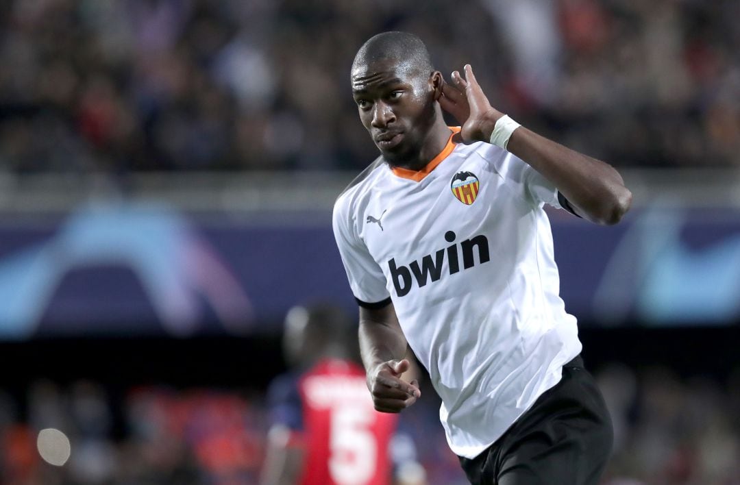 Kongogbia celebra un gol con el Valencia.