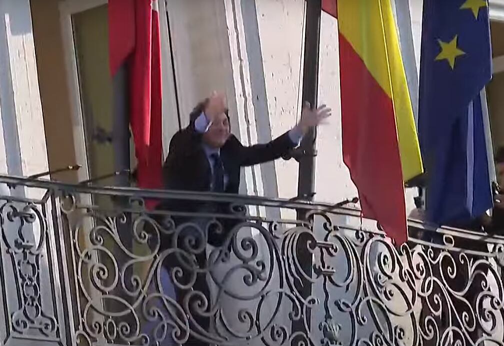 Ayuso y Milei saludan desde el balcón minutos antes de entregar la Medalla Internacional de la Comunidad de Madrid.