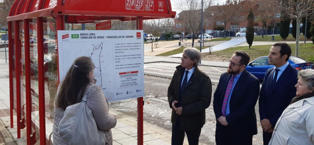 El consejero de Transportes, Ángel Garrido, ha presentado esta ampliación de buses nocturnos en Paracuellos del Jarama.