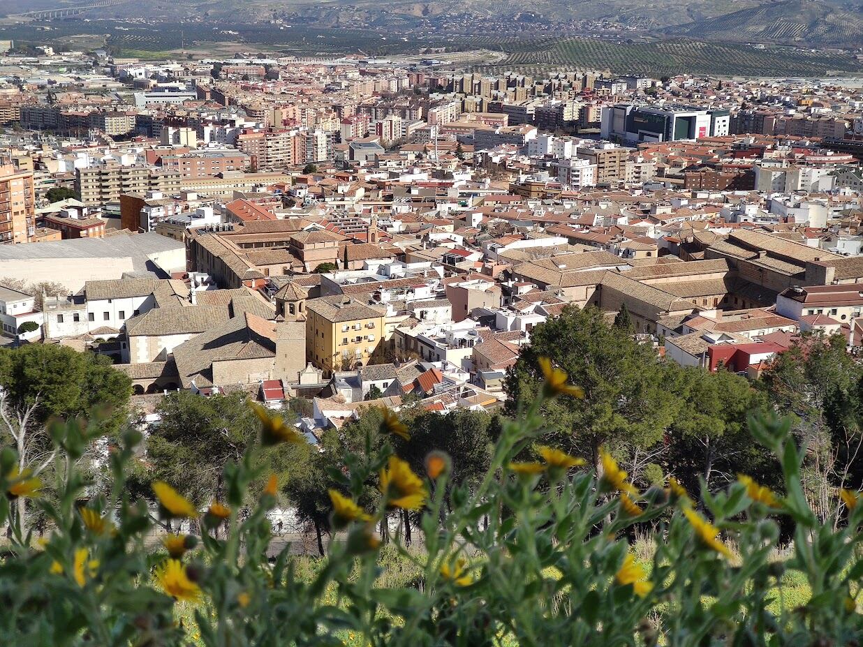 Una vista desde las alturas de la capital jiennense, en la zona de la subida al Neveral