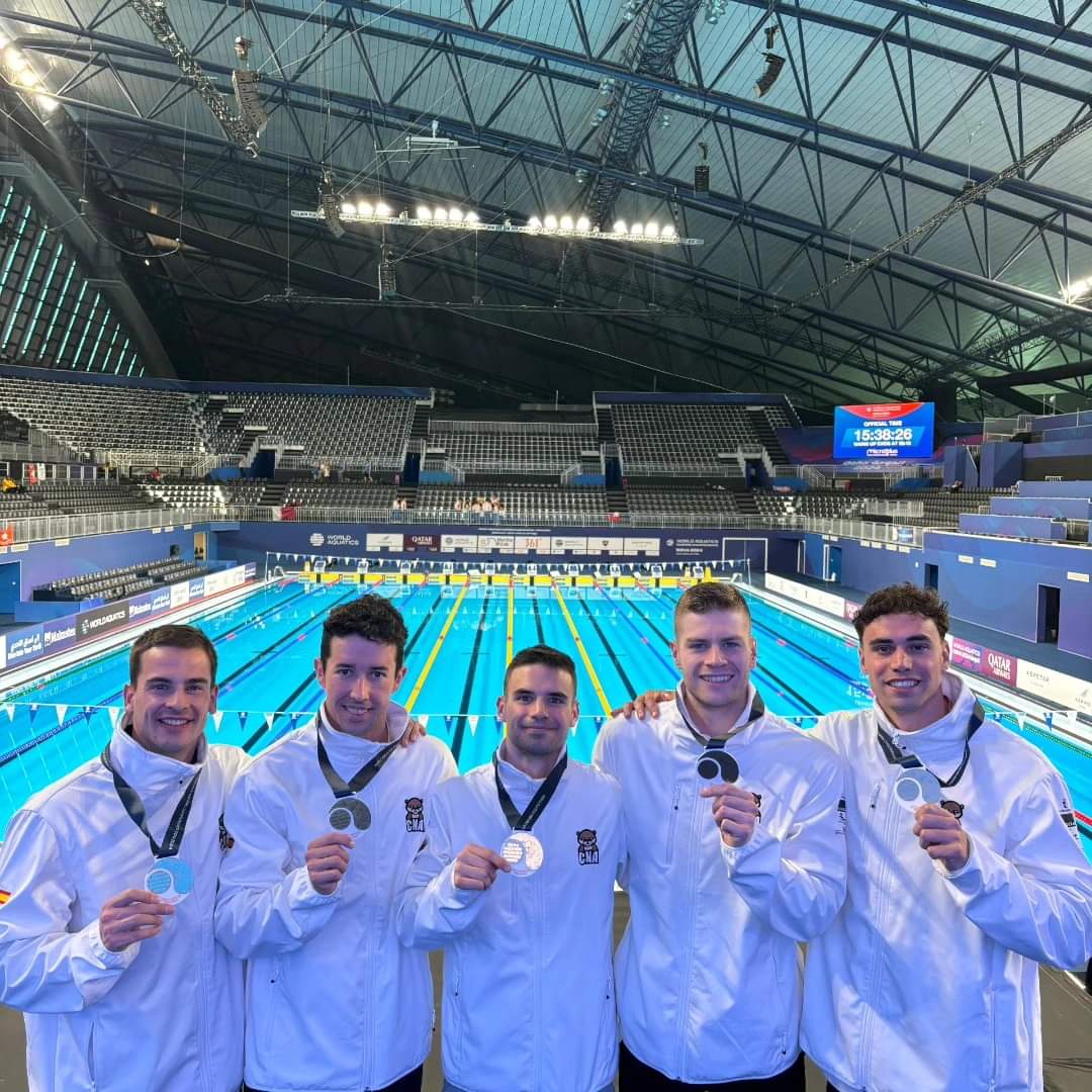 Nadadores albaceteños posan con las medallas conseguidas en Doha