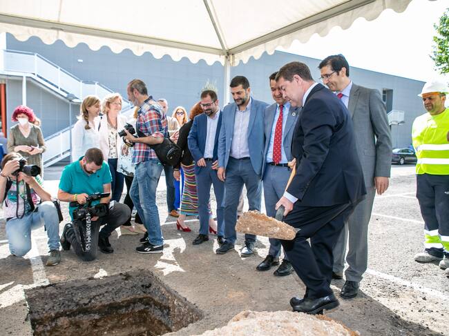 Emiliano García Page, junto al resto de autoridades en la colocación de la primera piedra del pabellón, en su 3ª fase