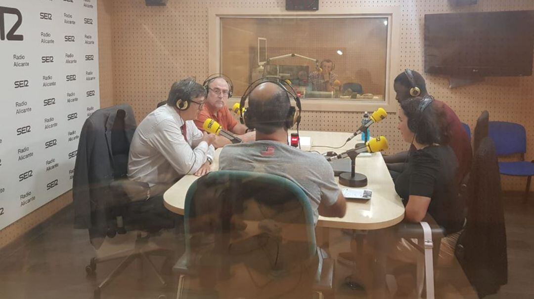 Bamba Fall, en los estudios de Radio Alicante, junto a nuestros contertulios